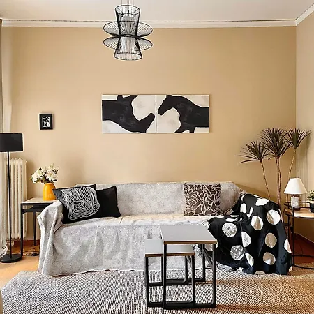 Comfy And Spacious Two Bedroom With Balcony Apartament
